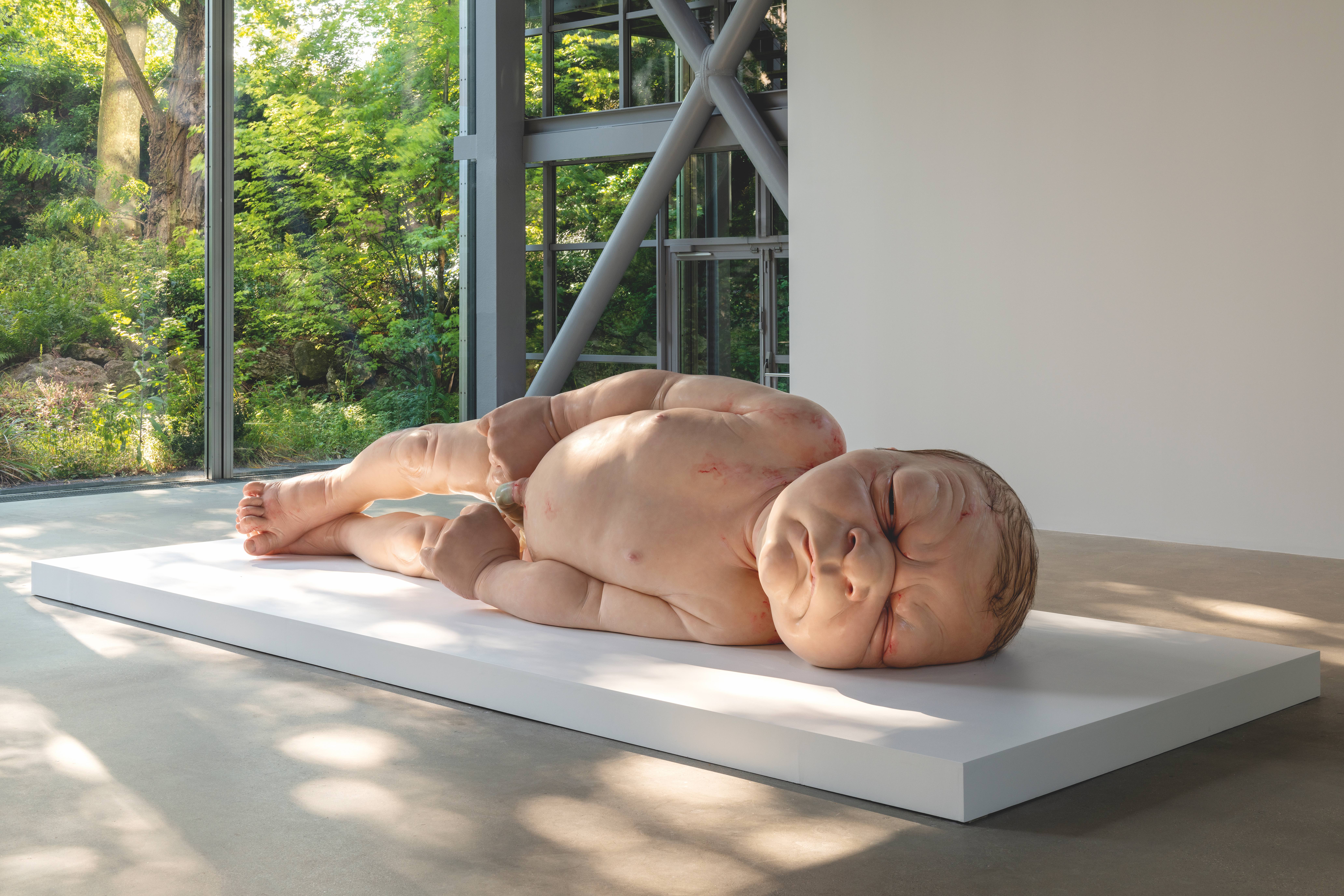 A Girl, 2006 Mixed media 110,5 x 501 x 134,5 cm Scottish National Gallery of Modern Art, Edinburgh View of the exhibition Ron Mueck, Fondation Cartier pour l’art contemporain, Paris, 2023 Photo © Marc Domage.