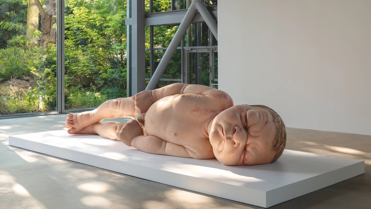 A Girl, 2006 Mixed media 110,5 x 501 x 134,5 cm Scottish National Gallery of Modern Art, Edinburgh View of the exhibition Ron Mueck, Fondation Cartier pour l’art contemporain, Paris, 2023 Photo © Marc Domage.