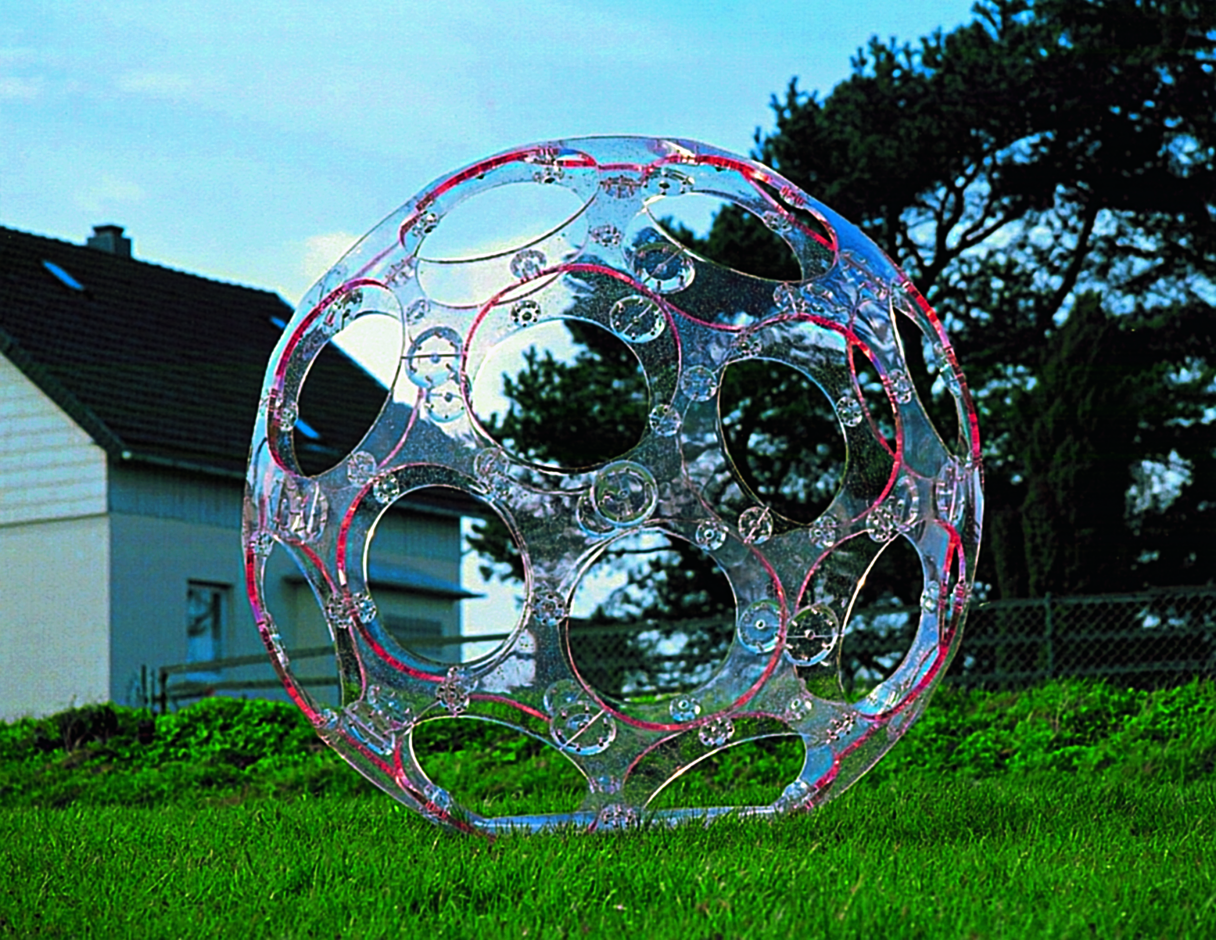 Carsten Höller Sphäre (Rosa), 2001. Indfarvet plexiglas 220x220x220 cm. Aros Aarhus Kunstmuseum.